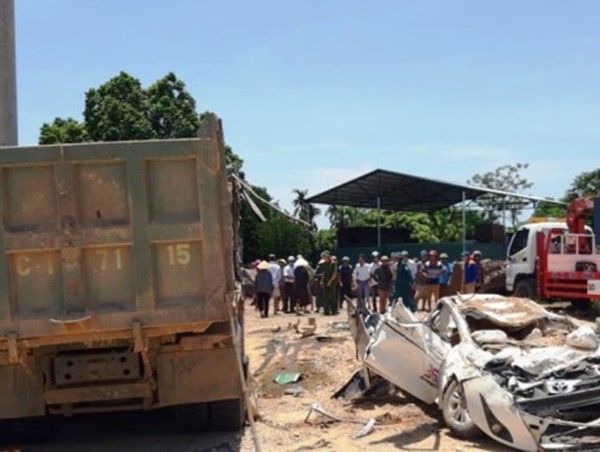 Tin mới nhất vụ xe tải đè chết 3 người trong ô tô con ở Thanh Hóa