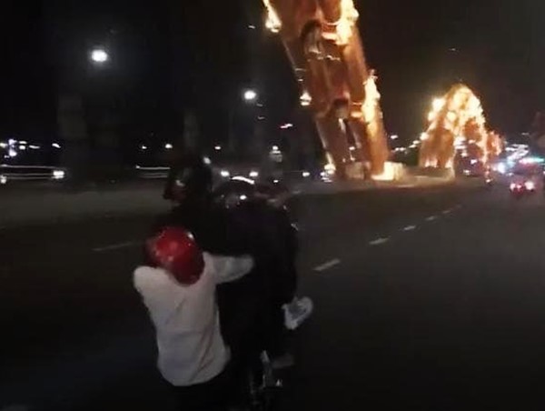 Đà Nẵng: Khởi tố 2 thanh niên bốc đầu xe máy trên phố