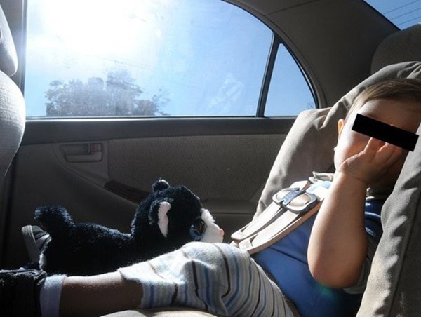 Bé 19 tháng tuổi bị bố mẹ bỏ quên trên ô tô giữa trưa nắng