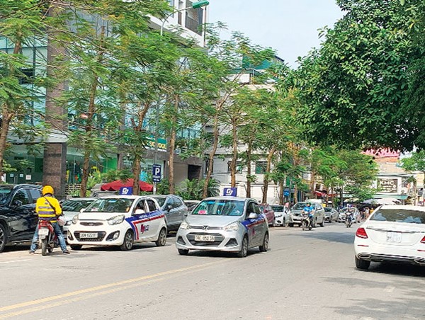 [Điểm nóng giao thông] Mất trật tự giao thông tại ngõ 460 Khương Đình