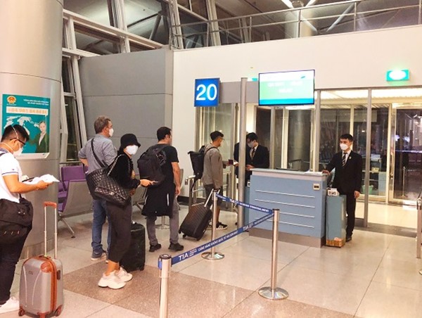 Tiếp tục đưa công dân châu Âu và hàng hóa hồi hương về Italy