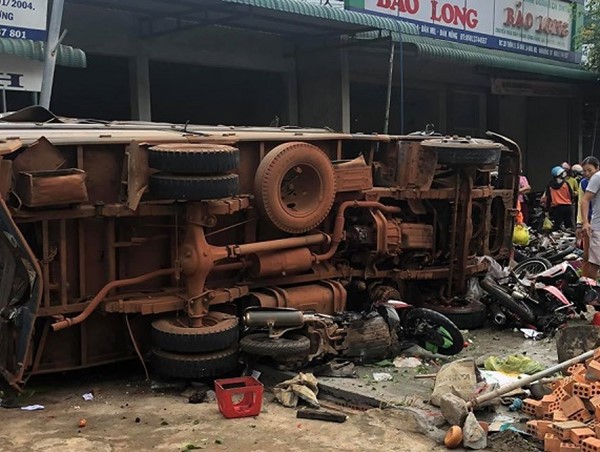 Tai nạn liên hoàn giữa 3 ô tô khiến hơn chục người thương vong