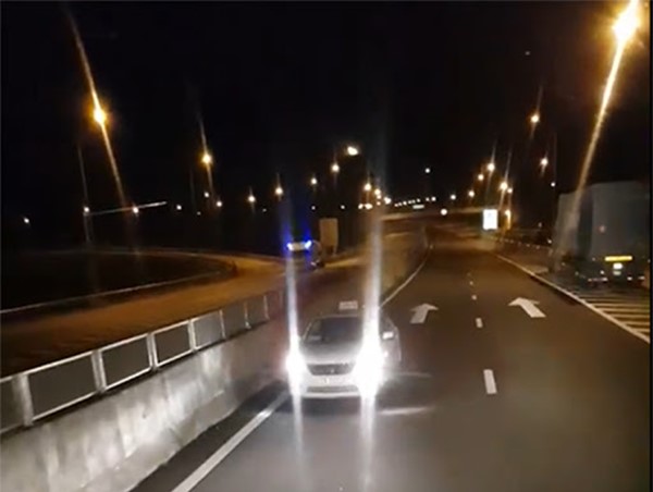 Bất bình cảnh taxi chạy ngược chiều trên cao tốc Đà Nẵng - Quảng Ngãi