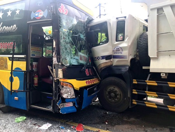 Đèo Bảo Lộc tắc nghẽn do tai nạn liên hoàn