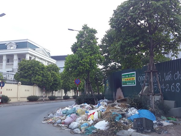 Cầu Giấy: Vỉa hè trên đường Nguyễn Quốc Trị ngập rác