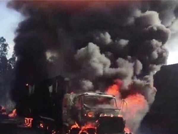 Xe tải bốc lửa, phát nổ gây cháy lan sang kho phế liệu