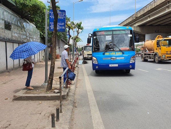 Người đi bộ trên vỉa hè đường Pháp Vân lưu thông tốt