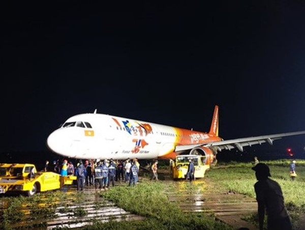 Máy bay trượt khỏi đường băng Tân Sơn Nhất đã được kéo về sân đỗ