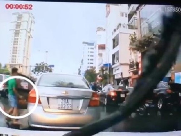 Thanh niên dừng xe giữa đường nhặt chùm vải: Cái giá của lòng tham