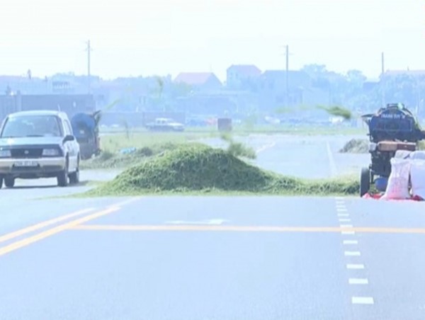 Nguy cơ tai nạn, cháy xe vì phơi rơm rạ lấn chiếm lòng đường
