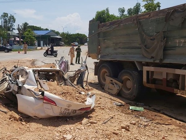 Bắt giam tài xế xe tải chở đất đá khiến 3 người chết ở Thanh Hóa