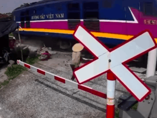 Cái kết cho người phụ nữ cố tình băng qua đường ray tàu hỏa