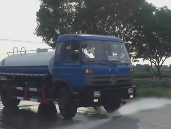 Hà Nội: Nhiều tuyến phố giảm nhiệt sau khi rửa đường