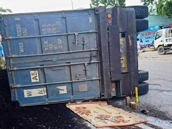 Xe đầu kéo lật đè chết 2 mẹ con đi xe máy trên quốc lộ 37