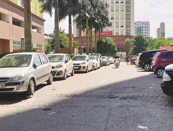 “Ngộp thở” vì bãi đỗ xe trên lòng đường hẹp
