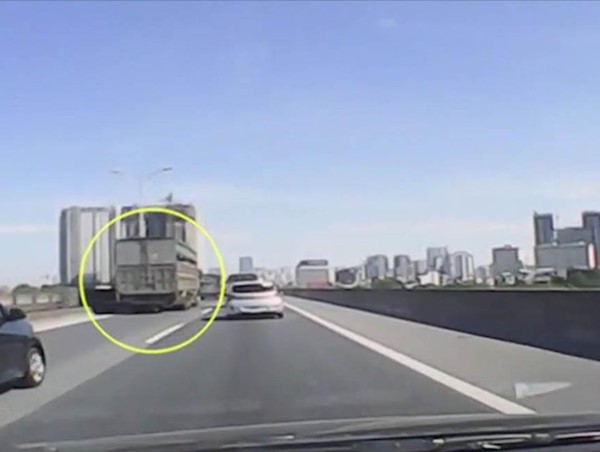 Ô tô con bị xe tải đâm xoay tròn trên đường vành đai 3, Hà Nội