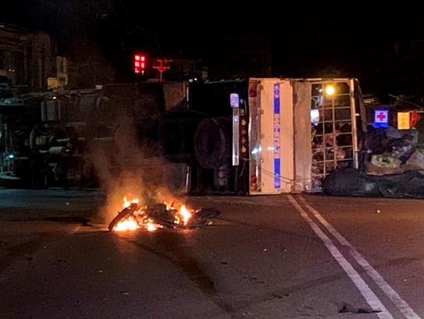 Tai nạn liên hoàn khiến xe tải bẹp dúm, xe máy cháy rụi