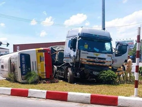 Xe đầu kéo đâm lật xe buýt trên Quốc lộ 5