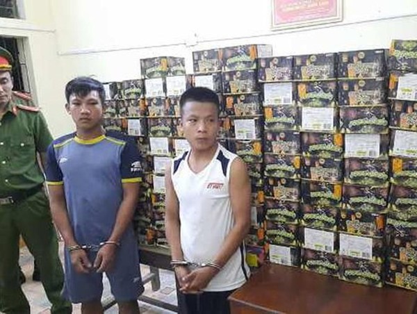 Bắt giữ đối tượng mang gần 180kg pháo trên xe ô tô