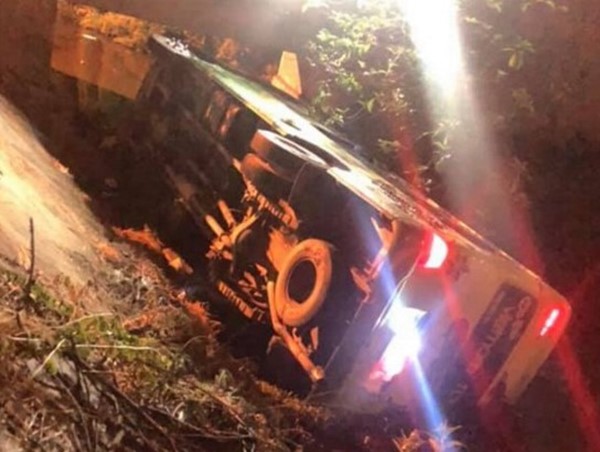 Xe khách chở 30 học sinh đi chụp kỷ yếu bị lật tại Thanh Hóa