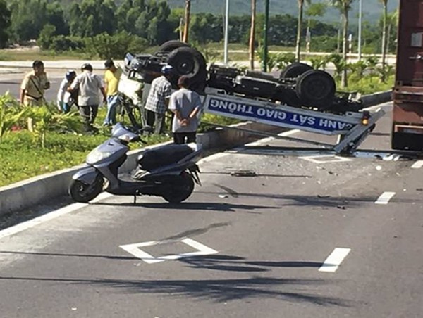 Ô tô tuần tra lật ngửa sau va chạm khiến 2 CSGT bị thương