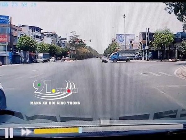 Vô tư vượt đèn đỏ, xe máy bị xe tải tông kéo lê trên đường