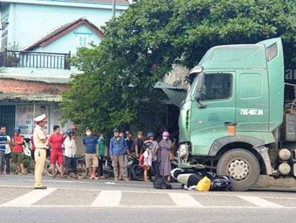 Phi thẳng vào xe đầu kéo, tài xế xe máy tử vong tại chỗ