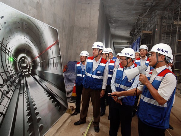 Phó Thủ tướng thị sát tuyến metro số 1 của TP Hồ Chí Minh