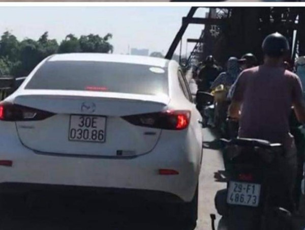 Tìm ra tài xế điều khiển ô tô Mazda đi trên cầu Long Biên
