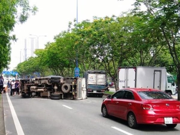 Tin tức tai nạn giao thông hôm nay 30/6: Xe tải lật gây tai nạn liên hoàn trên Đại lộ Mai Chí Thọ