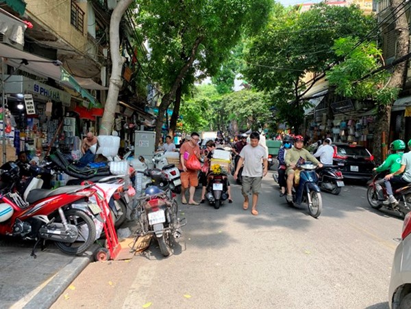 Phố Hàng Chiếu: Vỉa hè có cũng như không