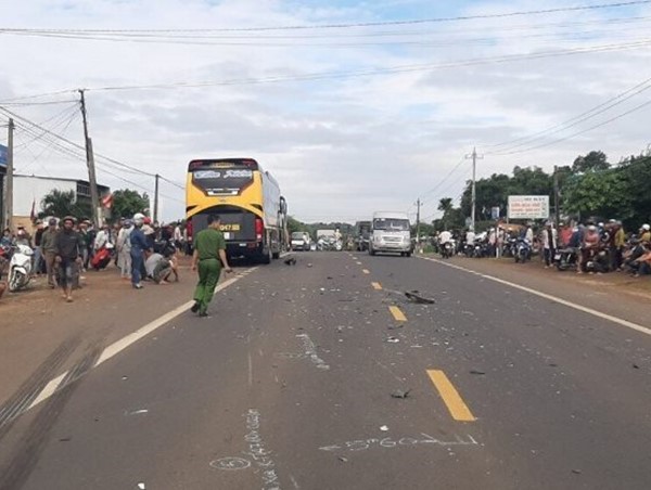 Tin tức tai nạn giao thông mới nhất hôm nay 1/7: Container húc văng 3 xe tải tại dốc Thiên Thu