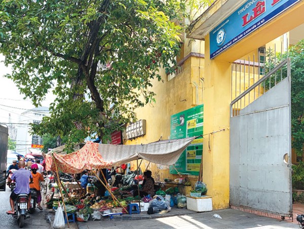 [Điểm nóng giao thông] Mất an toàn trước cổng trường THCS Lê Lợi (quận Hoàn Kiếm)
