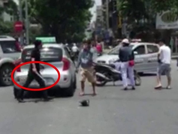 Dùng dao đâm chết người sau va chạm giao thông