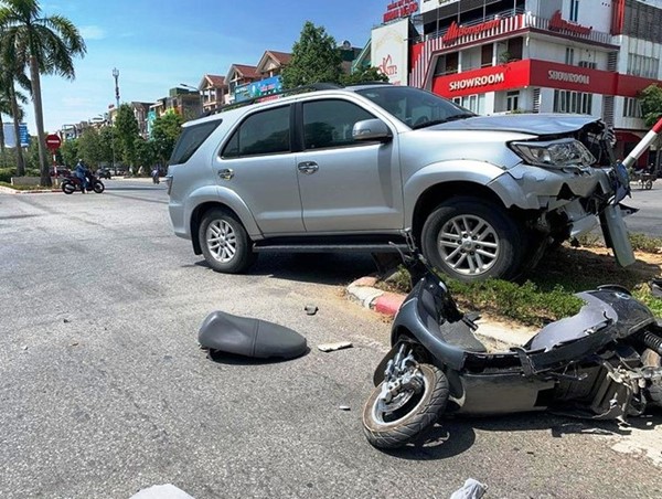 Nghệ An: Xe biển xanh gây tai nạn khiến một người nhập viện