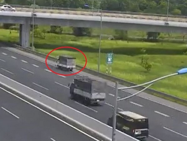 Nữ tài xế điều khiển xe đi lùi trên cao tốc Hà Nội - Hải Phòng