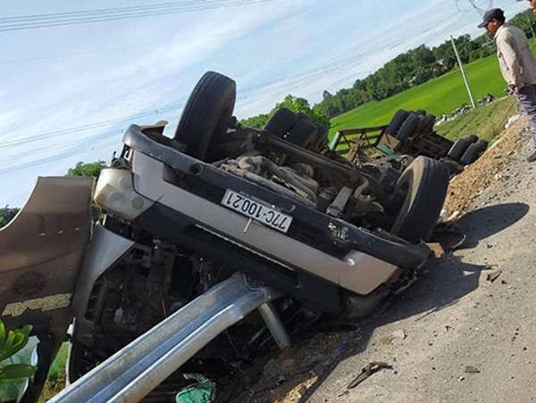 Xe container chở hàng chục tấn gỗ lật xuống ruộng