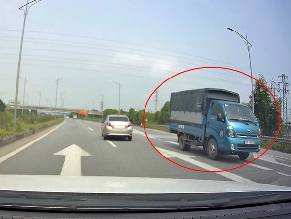 Xe tải chạy ngược chiều trên cao tốc Hà Nội – Bắc Giang