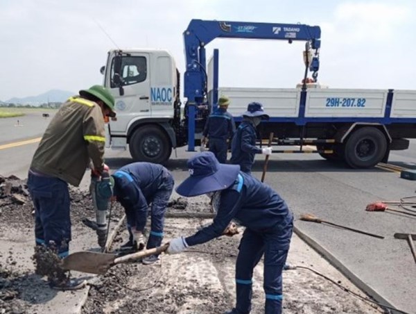 Bỏ vị trí, cán bộ thi công đường băng sân bay Nội Bài bị phạt 25 triệu đồng