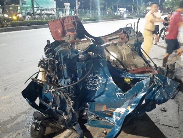 Xe bán tải húc bay đầu xe tải, tài xế tử vong trong ca bin