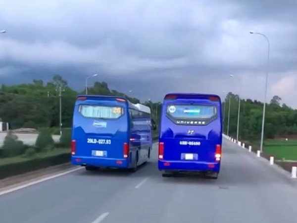 Quảng Ngãi: Xe chở công nhân “ngáng đường” xe chữa cháy