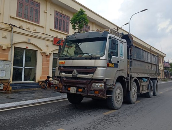 Xe tải “đại náo” nhiều tuyến đường Hà Nội