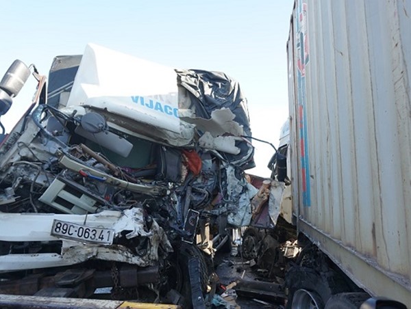 Hà Tĩnh: Ô tô tải đấu đầu container, 1 người tử vong