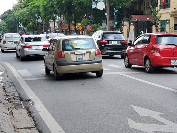 Chỉ dẫn giao thông gây bối rối tại ngã tư Nguyễn Thái Học - Lê Trực