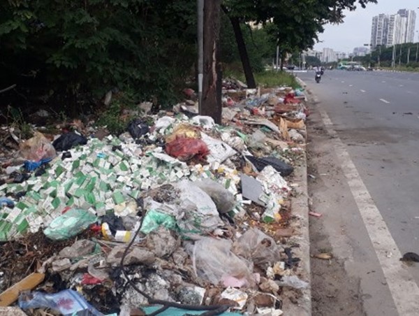 Đường gom Đại lộ Thăng Long nguy cơ trở thành bãi rác "khổng lồ"