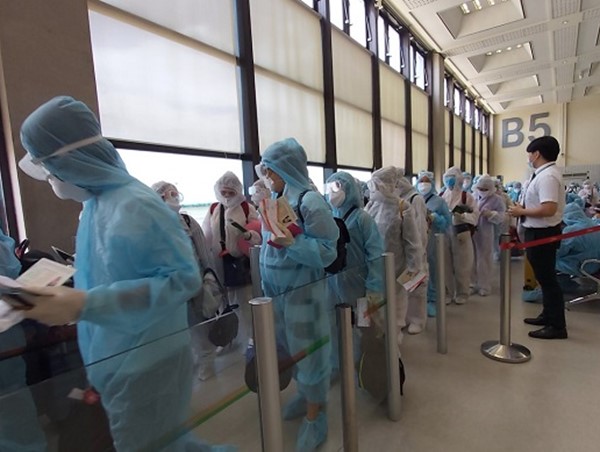 Chuyến bay đưa hơn 240 công dân về từ Đài Loan hạ cánh xuống sân bay Tân Sơn Nhất