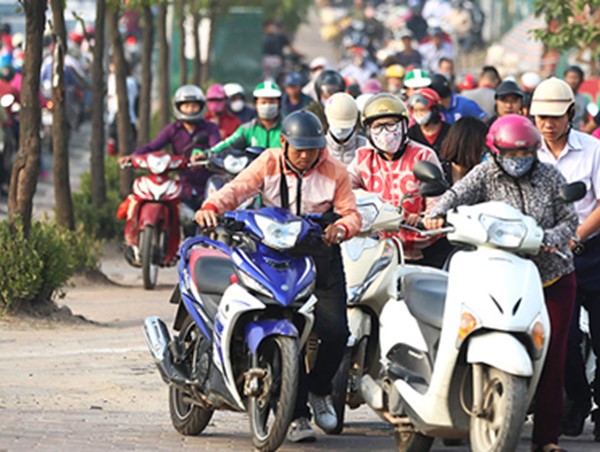 Cần xử lý hành vi đi xe máy trên vỉa hè