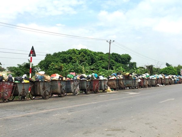 Rác thải ùn ứ trên tuyến đường huyết mạch qua huyện Mê Linh