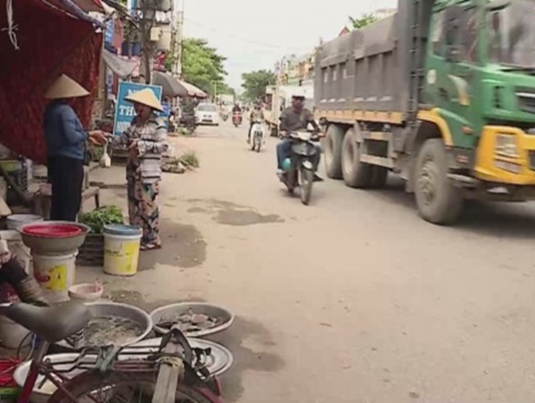 Họp chợ cóc ven quốc lộ - Người dân đang thách thức với tử thần