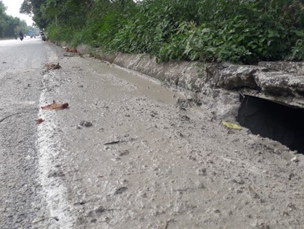 Xử lý nạn đổ trộm phân bùn bể phốt ở Đại lộ Thăng Long: Khó hay làm ngơ?